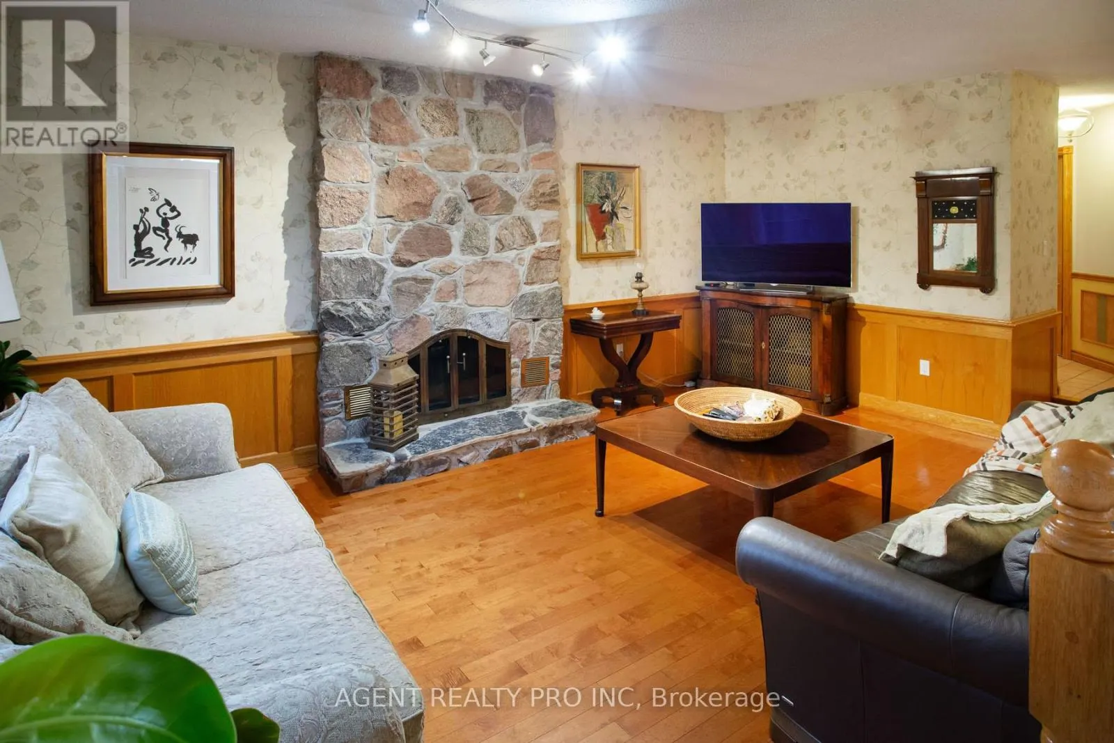 922 COUNTRY CLUB CRESCENT