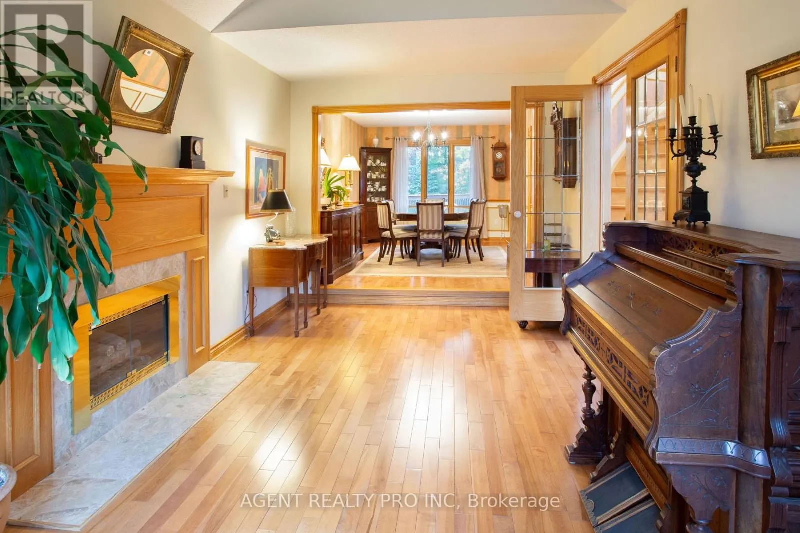 922 COUNTRY CLUB CRESCENT