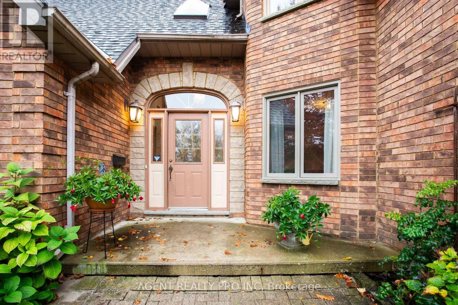 922 COUNTRY CLUB CRESCENT