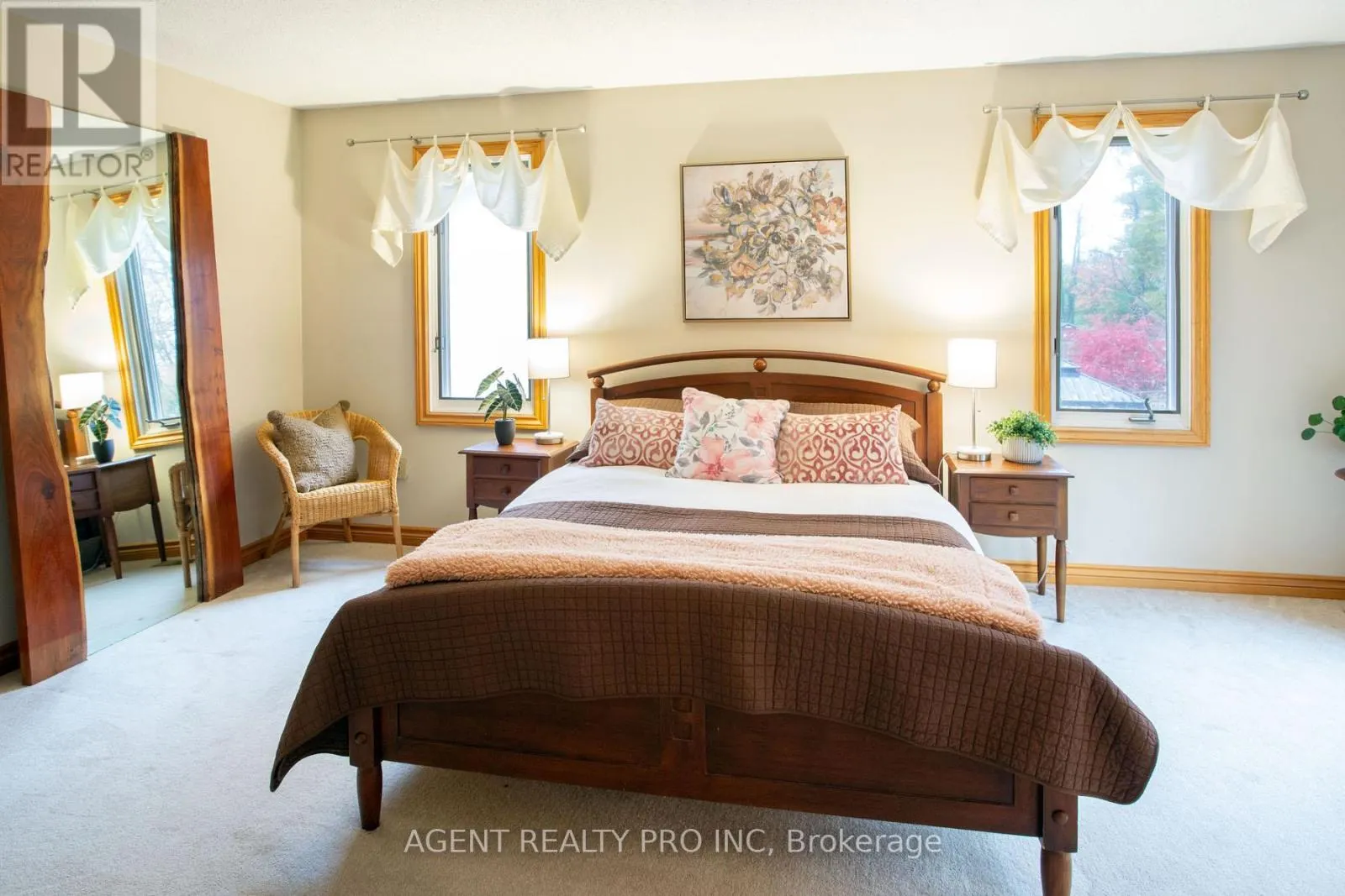 922 COUNTRY CLUB CRESCENT