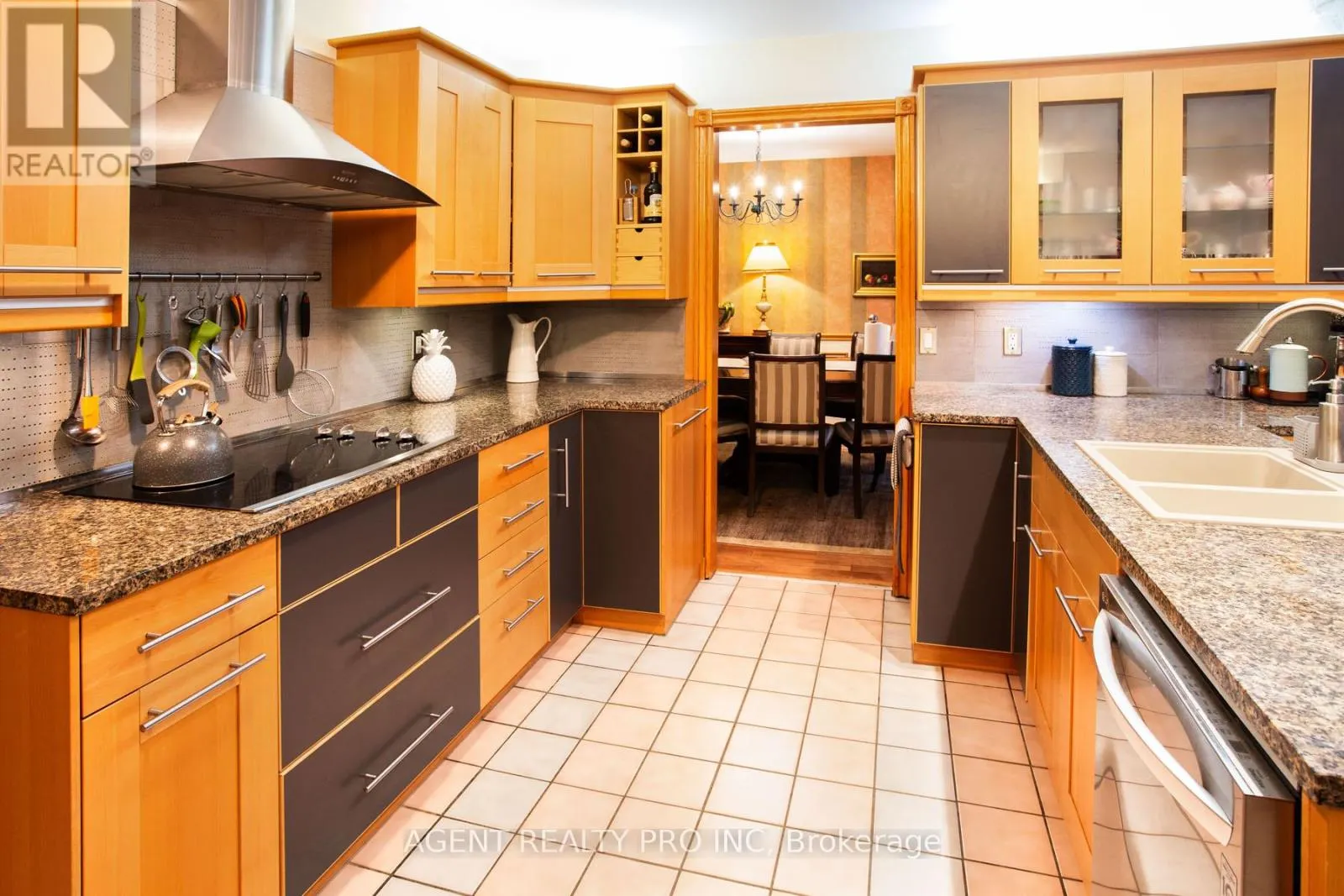 922 COUNTRY CLUB CRESCENT