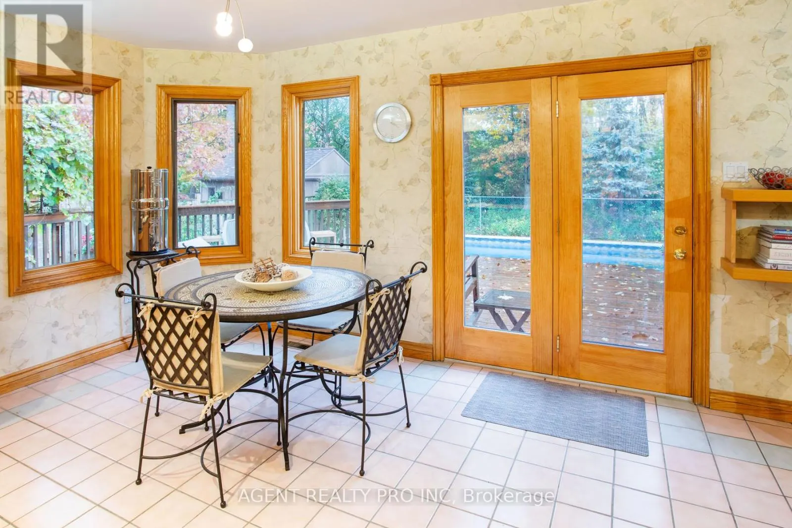 922 COUNTRY CLUB CRESCENT