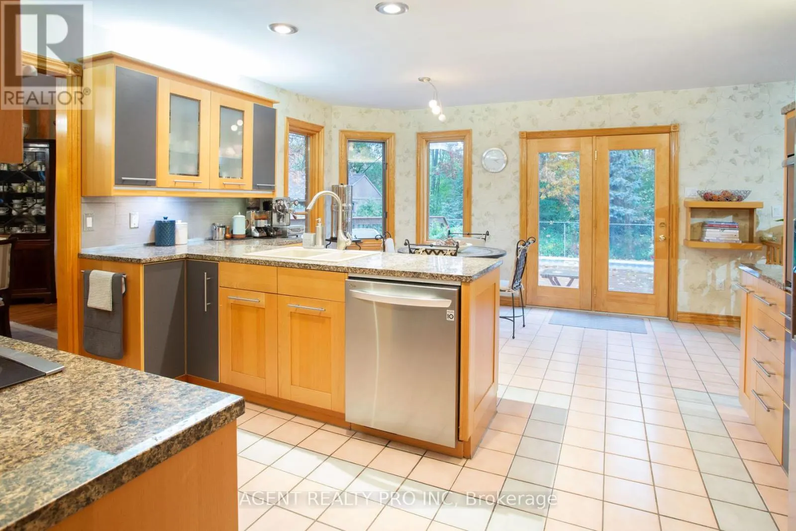 922 COUNTRY CLUB CRESCENT