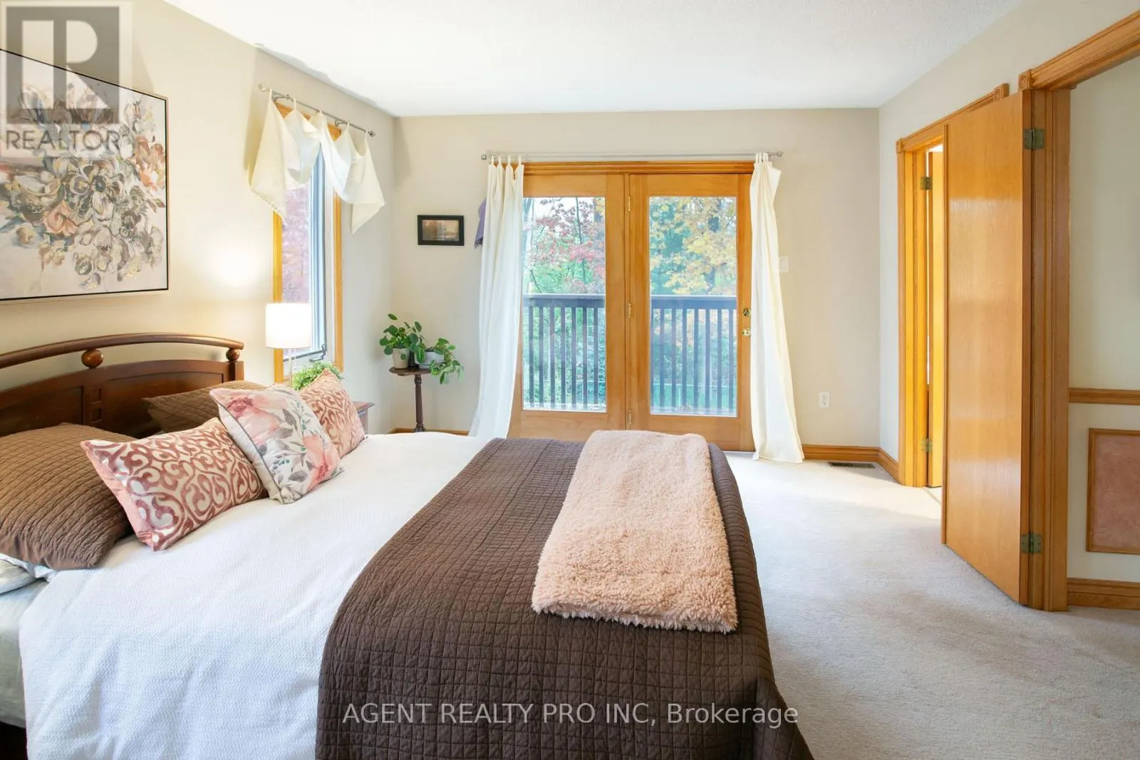 922 COUNTRY CLUB CRESCENT