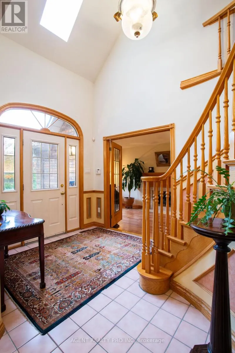 922 COUNTRY CLUB CRESCENT