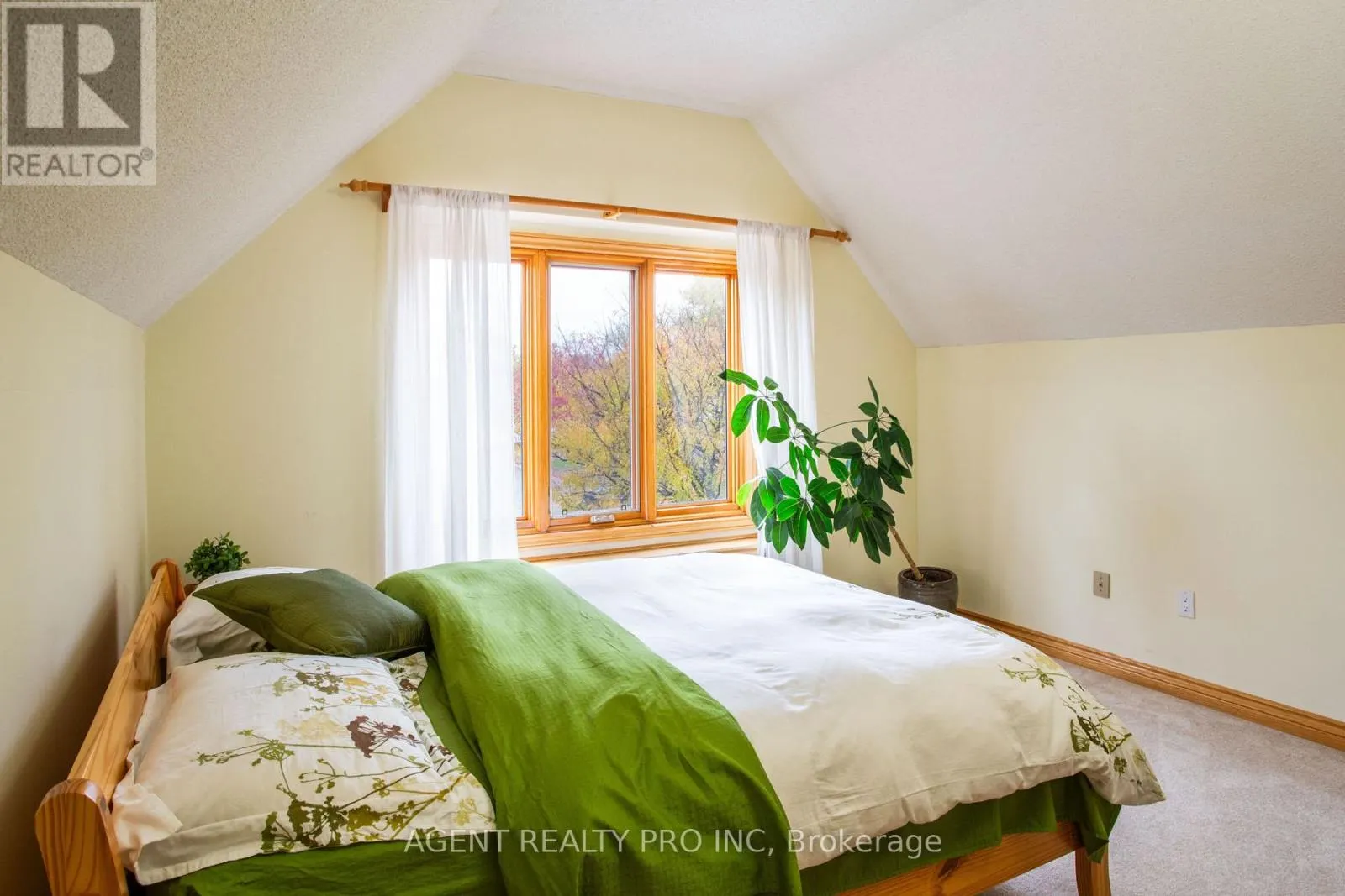 922 COUNTRY CLUB CRESCENT