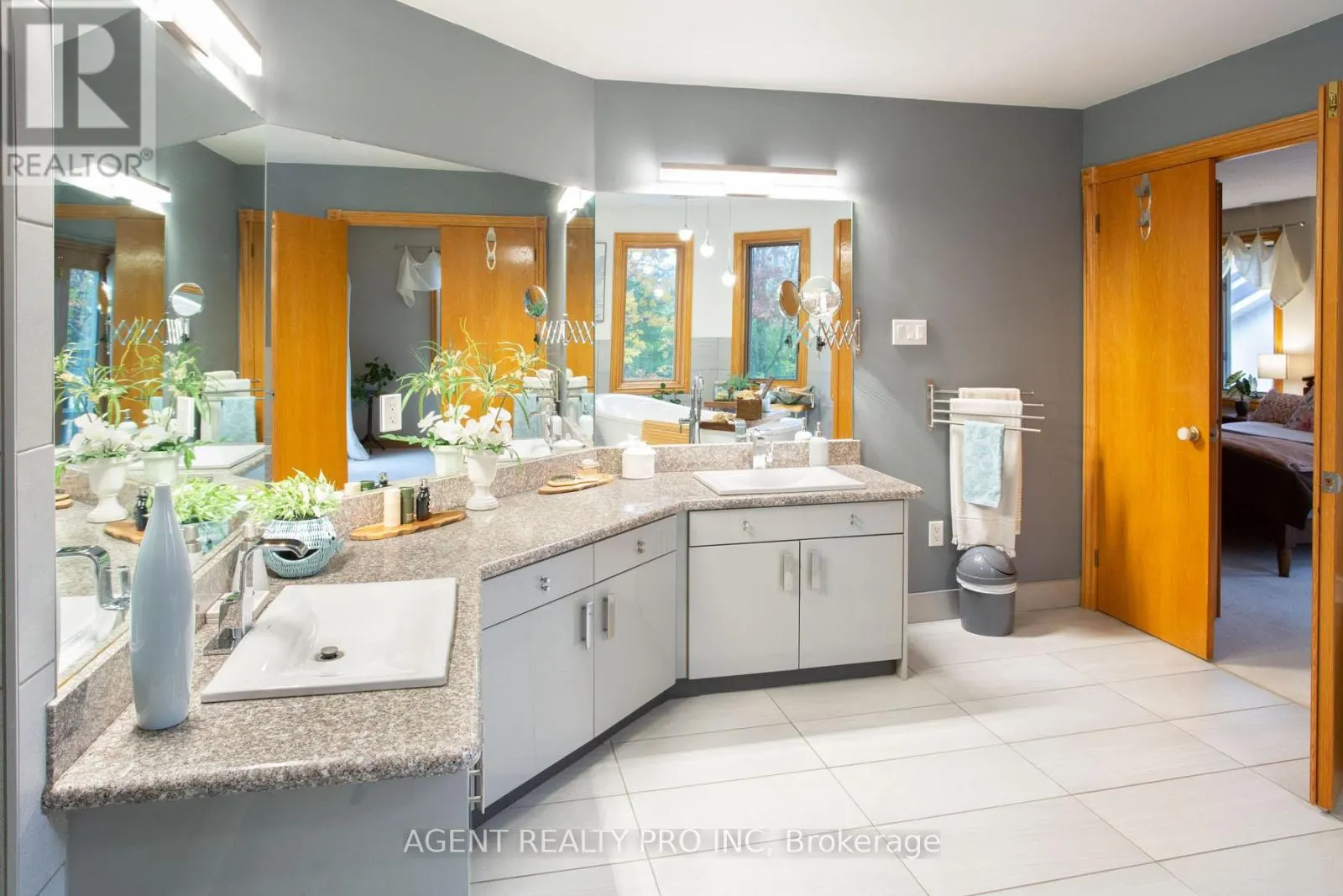 922 COUNTRY CLUB CRESCENT