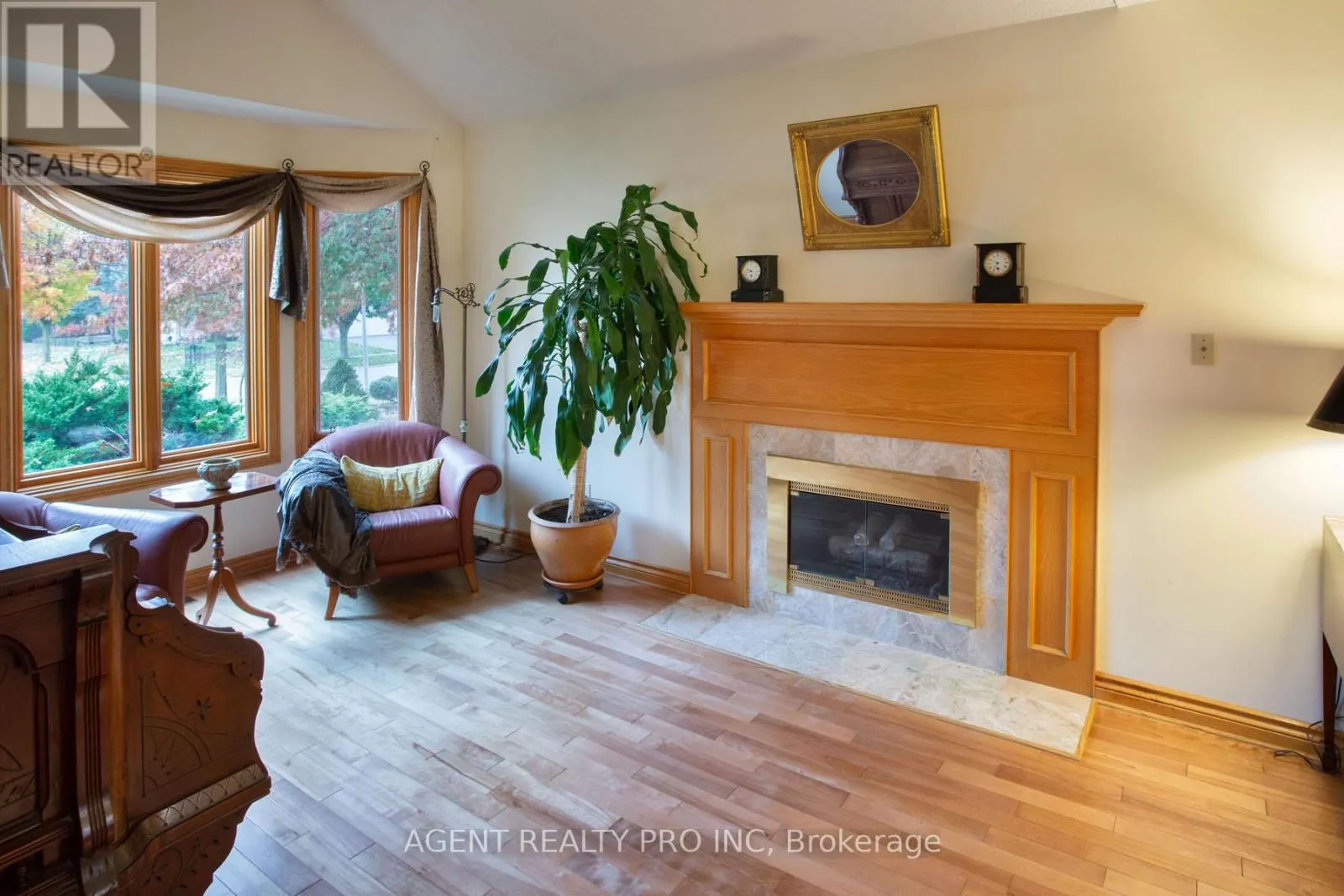 922 COUNTRY CLUB CRESCENT