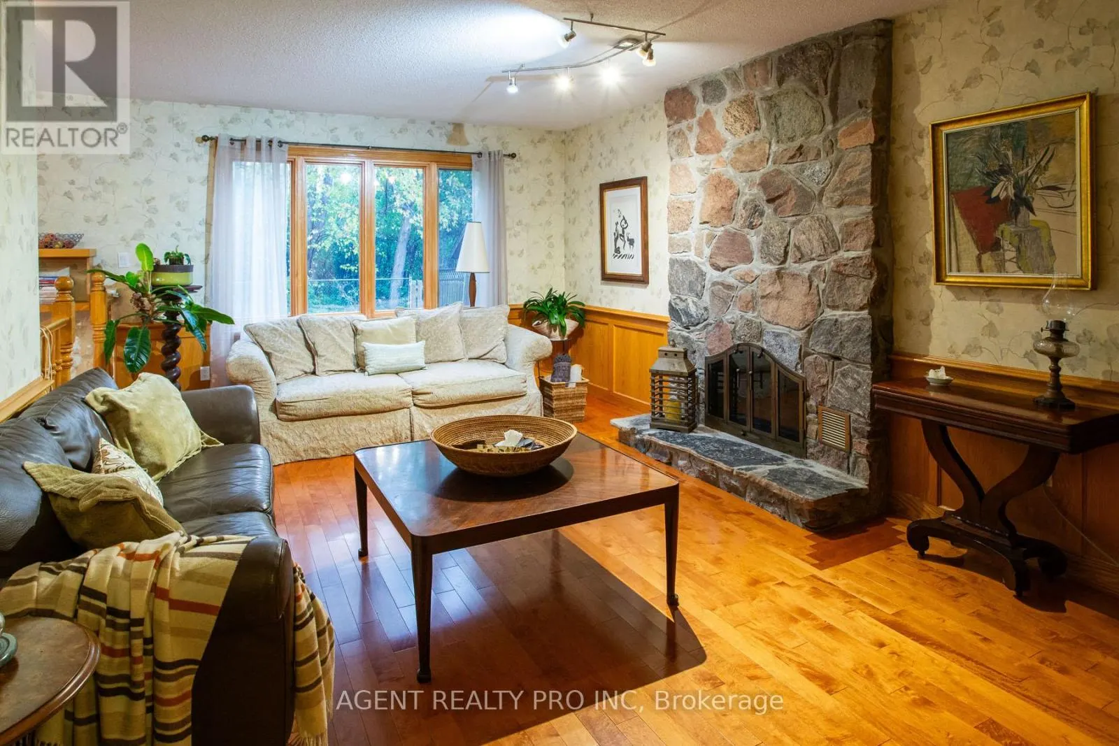 922 COUNTRY CLUB CRESCENT