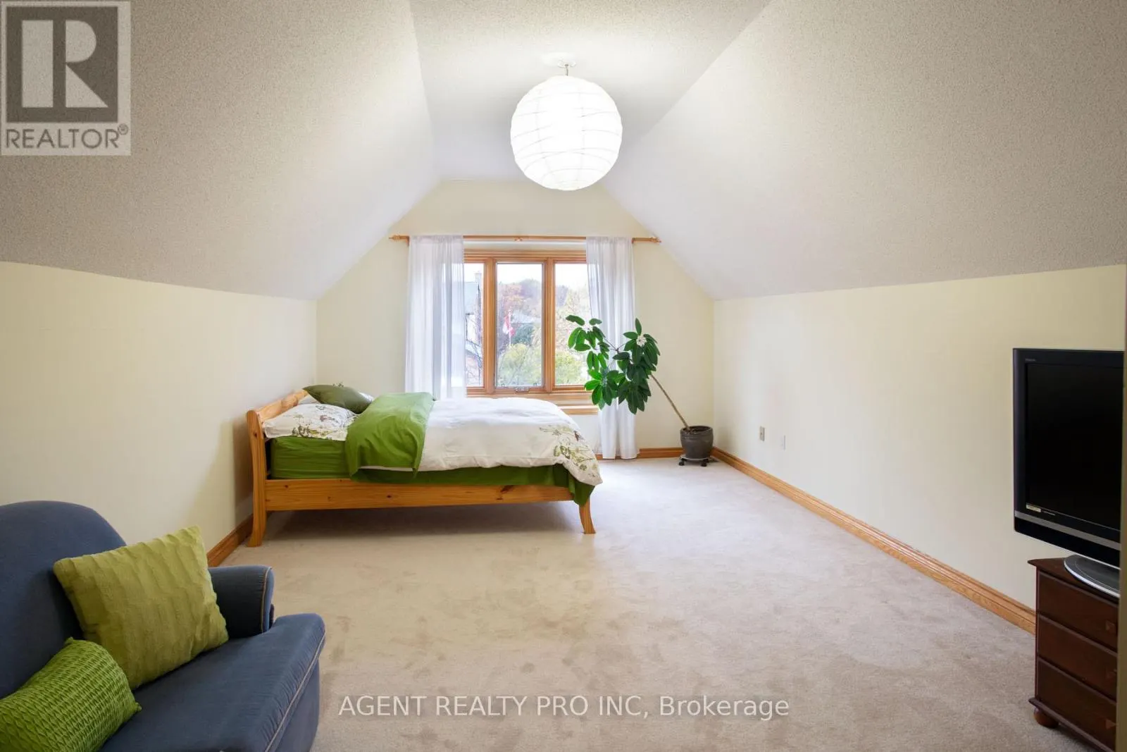 922 COUNTRY CLUB CRESCENT