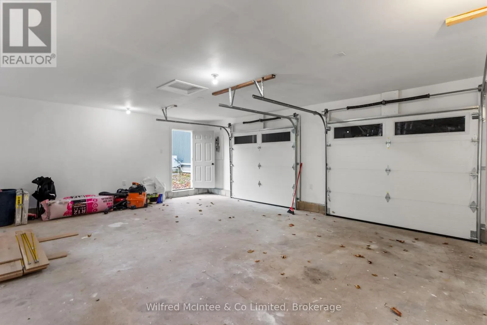 40 ROLLING HILLS DRIVE