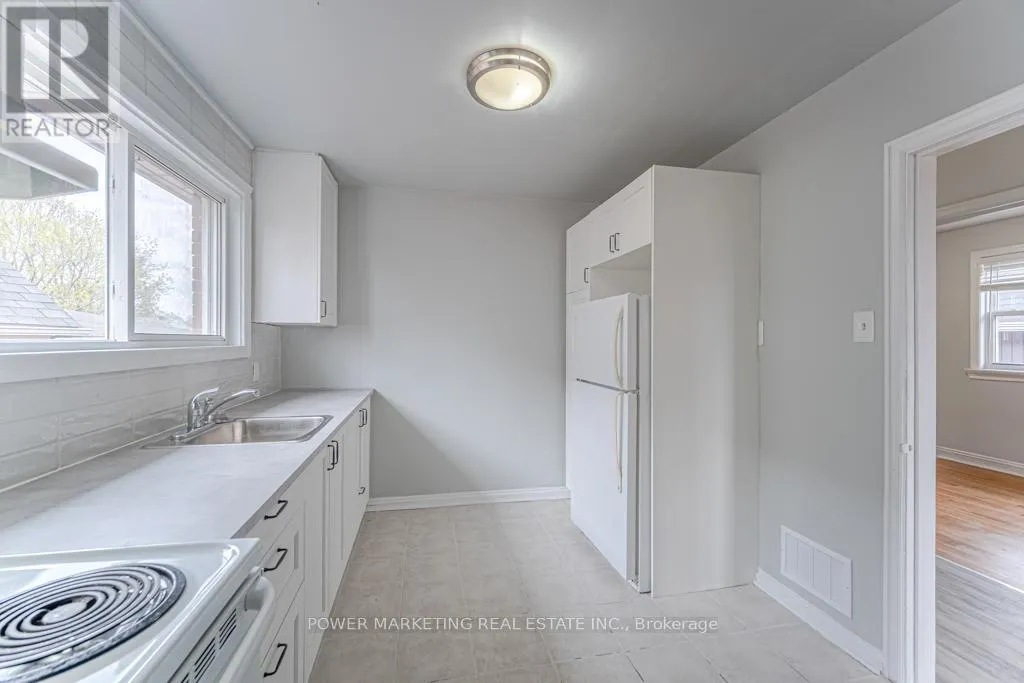 3 - 679 ROOSEVELT AVENUE