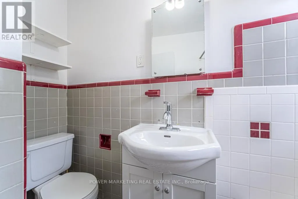 3 - 679 ROOSEVELT AVENUE