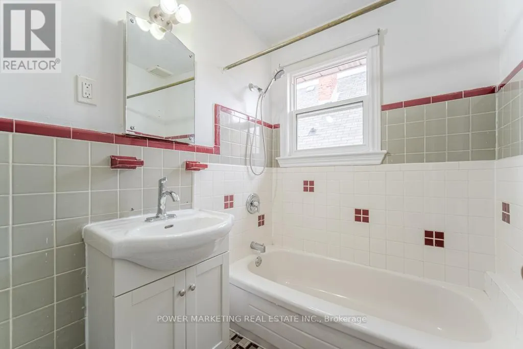 3 - 679 ROOSEVELT AVENUE