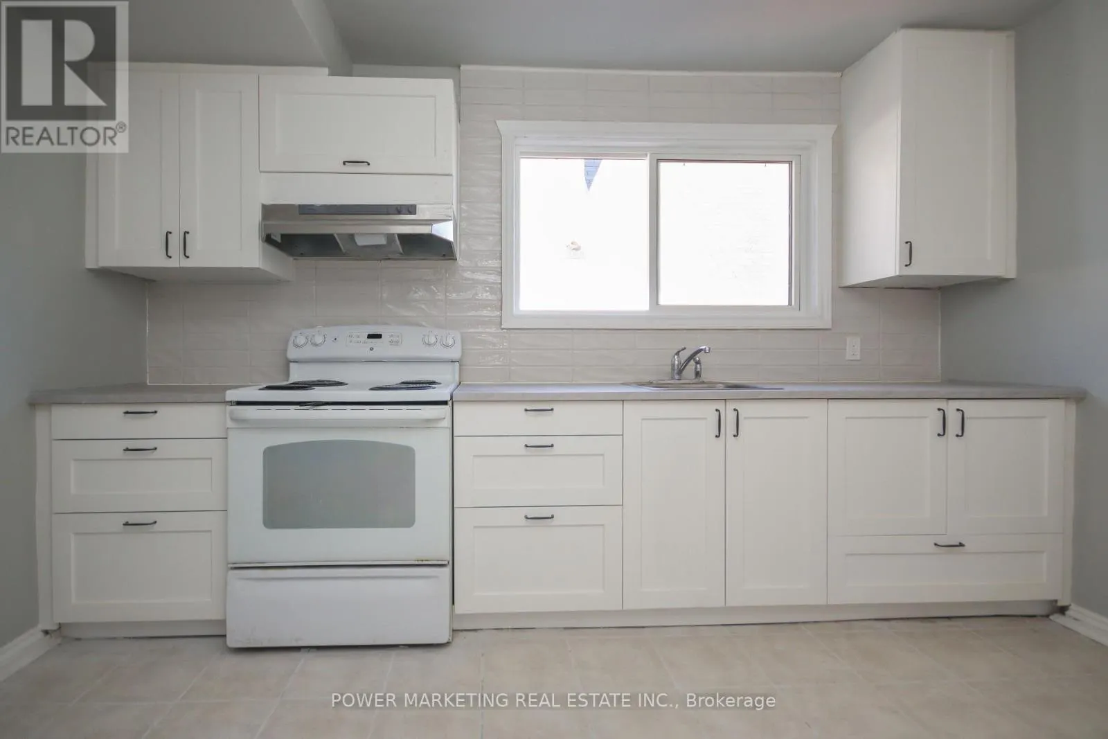 3 - 679 ROOSEVELT AVENUE