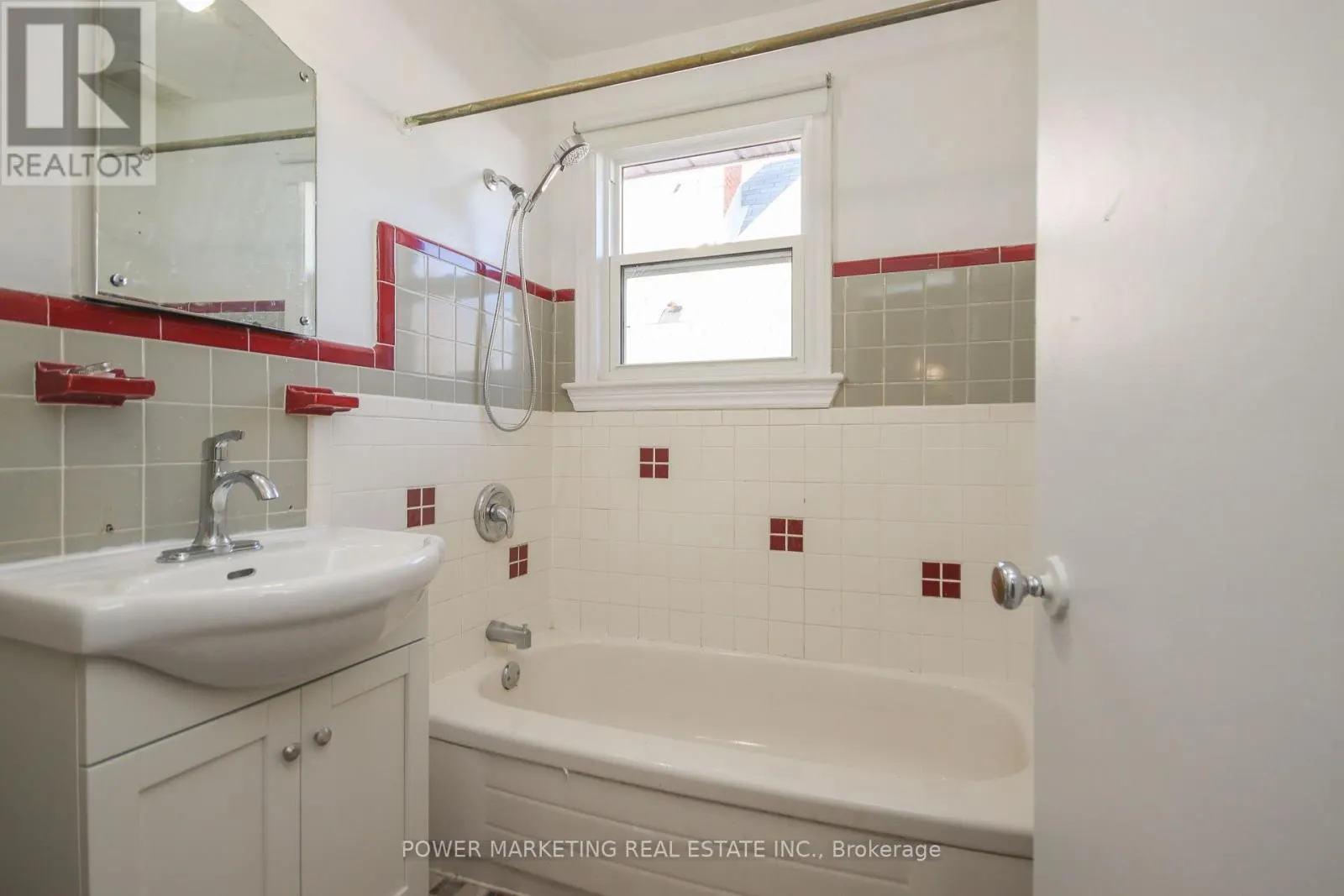 3 - 679 ROOSEVELT AVENUE