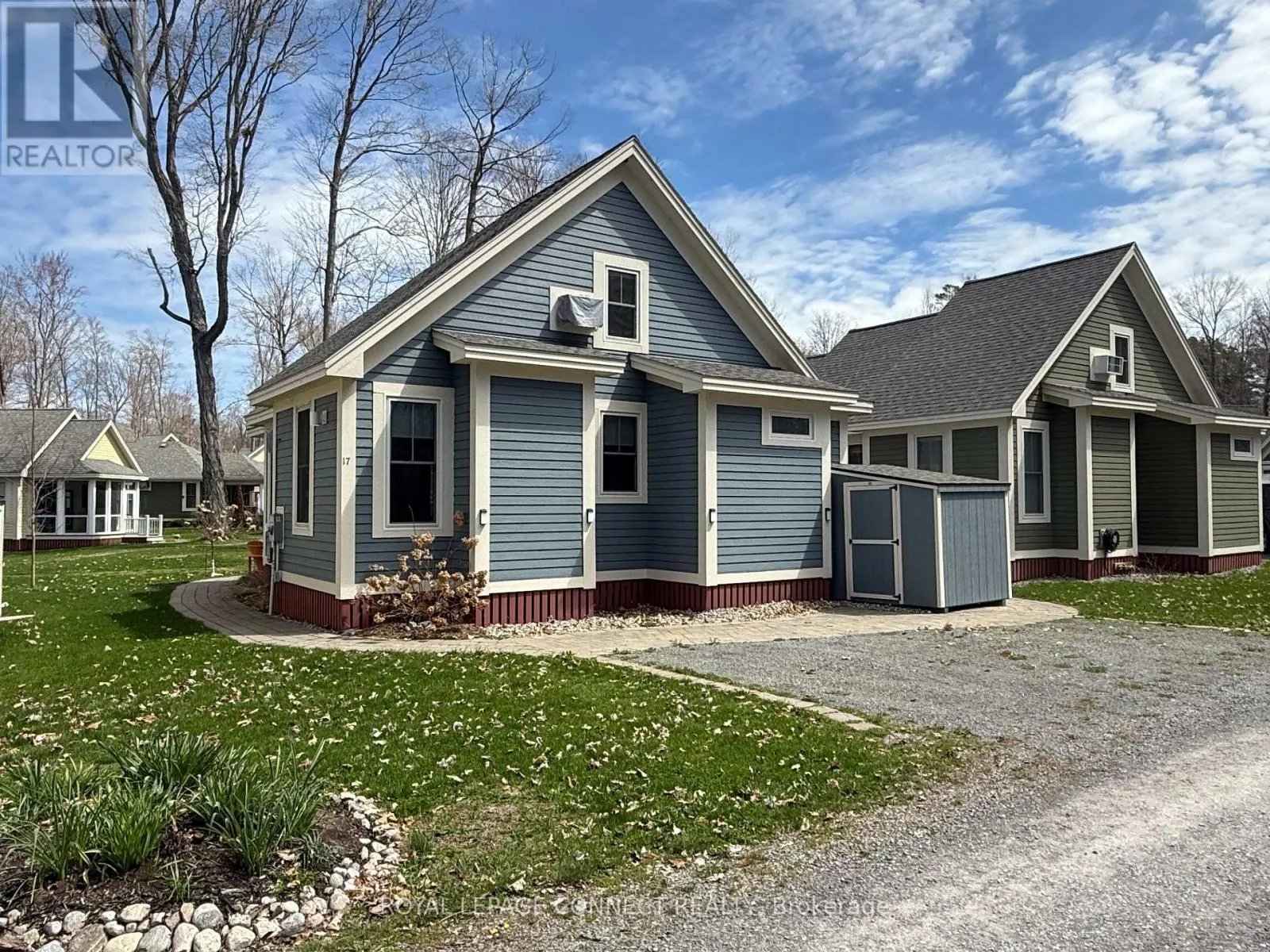 222 - 17 HOLLOW LANE