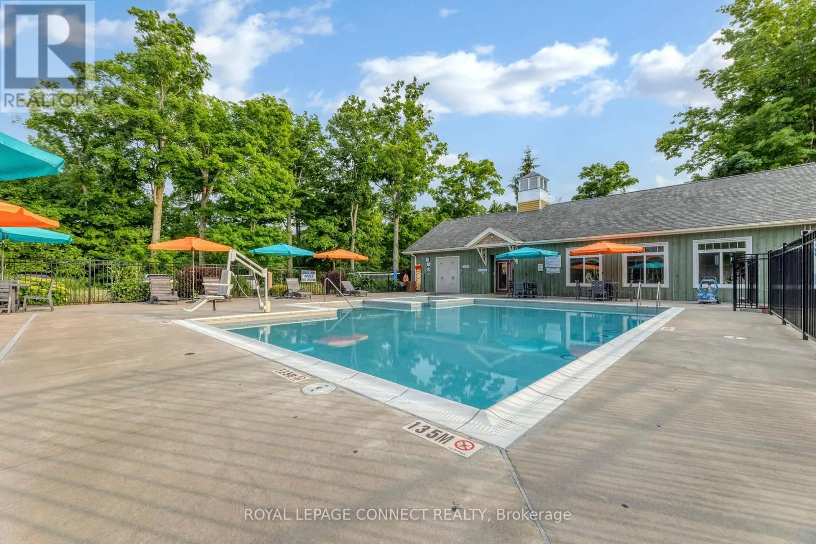 222 - 17 HOLLOW LANE