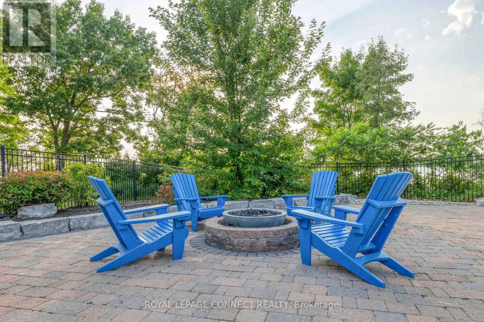 222 - 17 HOLLOW LANE