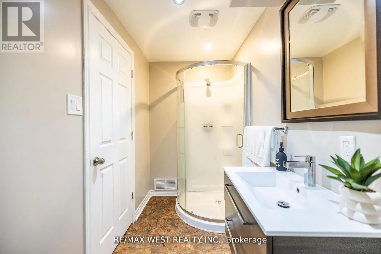 214 CASTLEGARTH CRESCENT