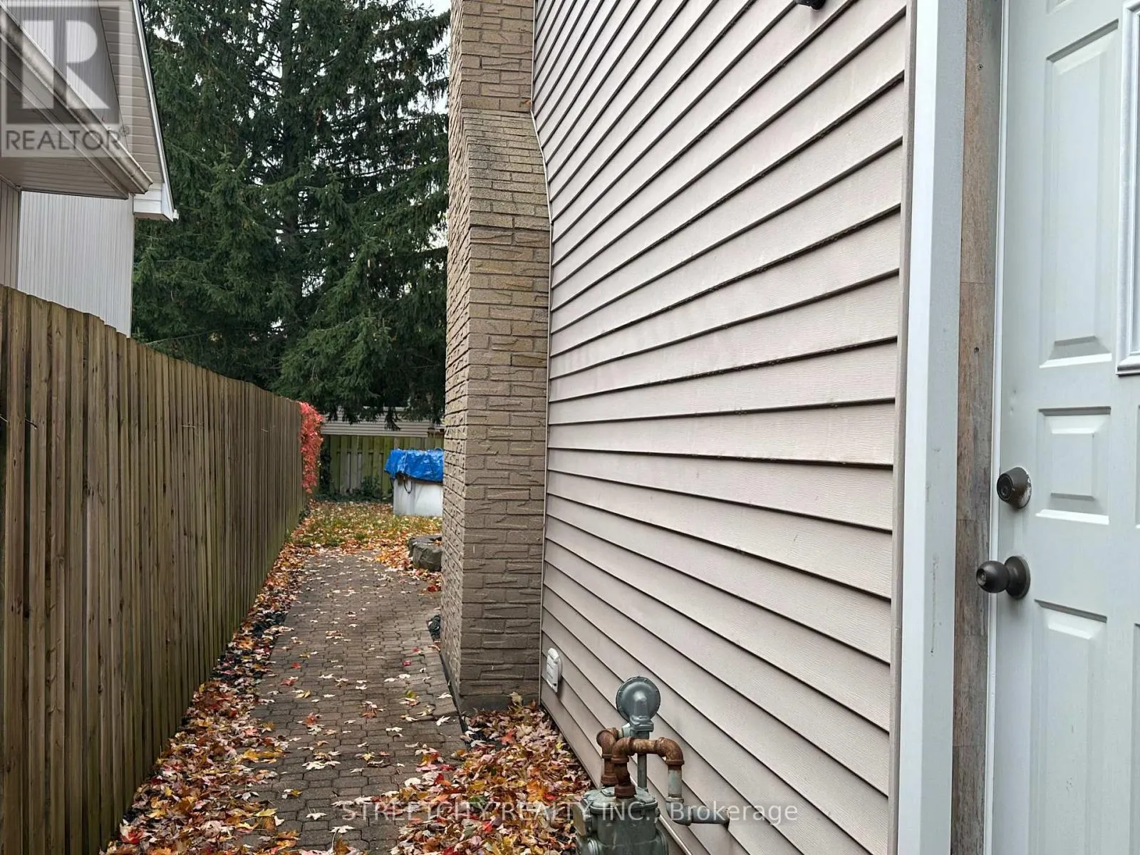 21 BEECHBANK CRESCENT