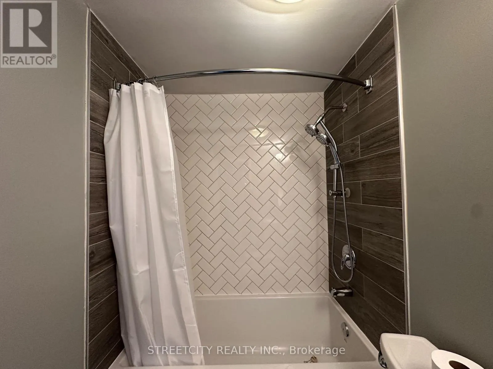 21 BEECHBANK CRESCENT