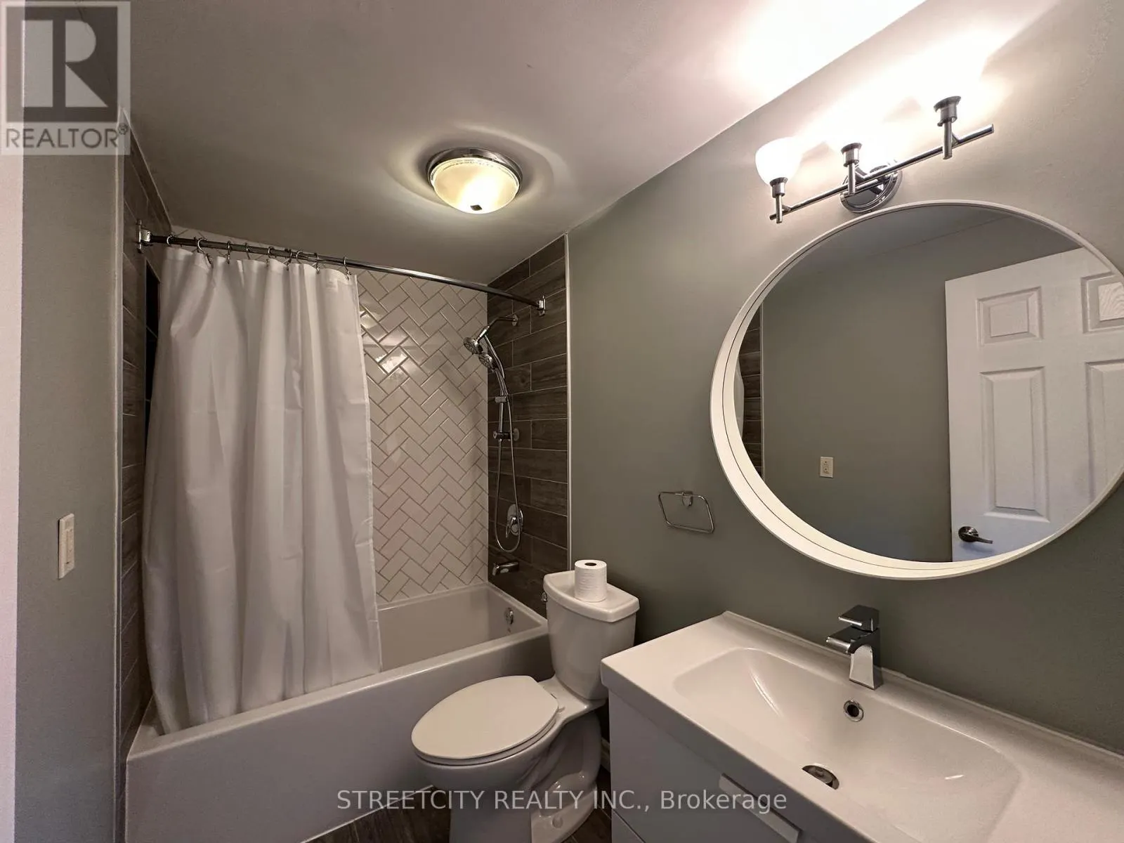 21 BEECHBANK CRESCENT