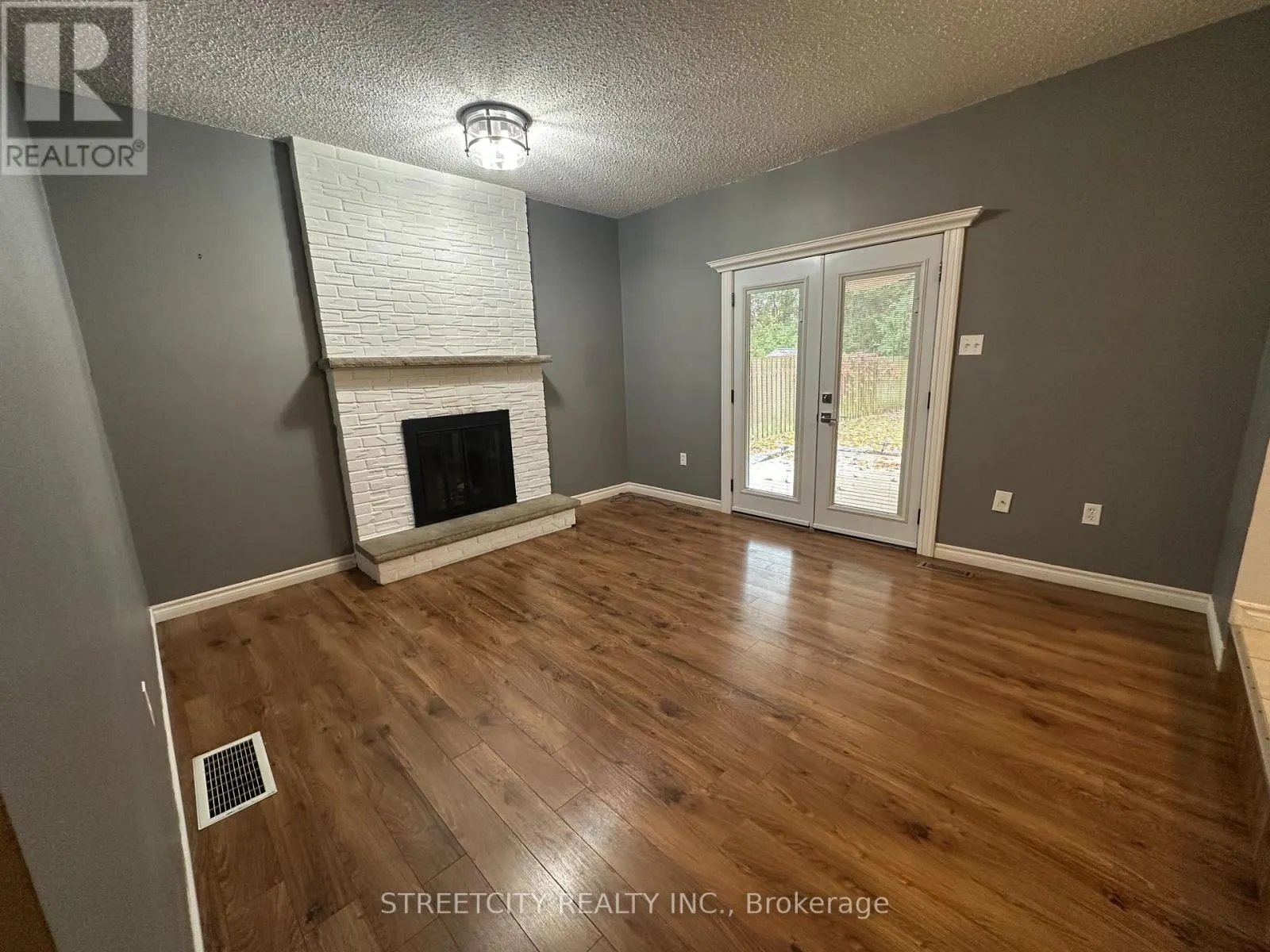 21 BEECHBANK CRESCENT