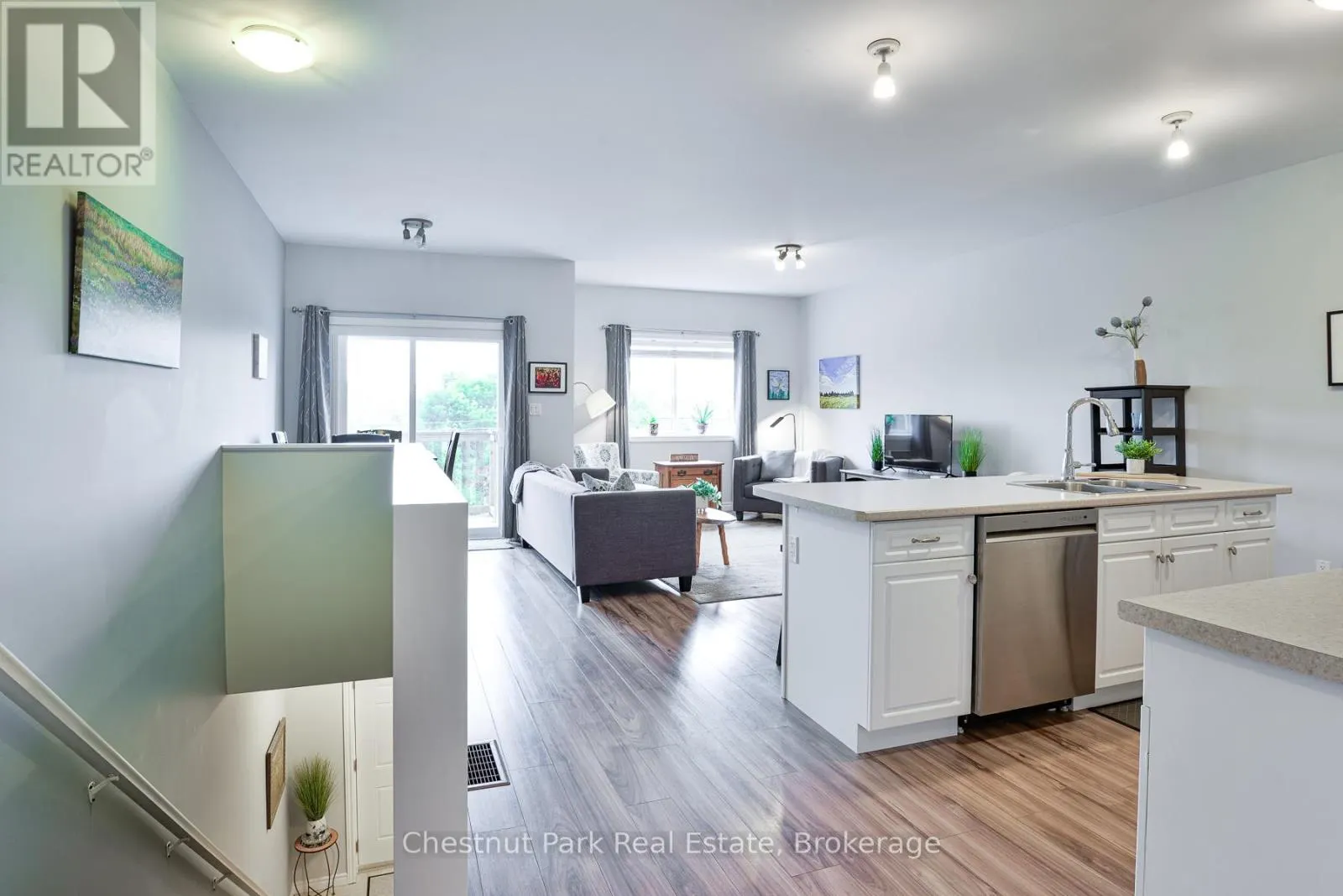 5 - 99 MAIN STREET W, #5