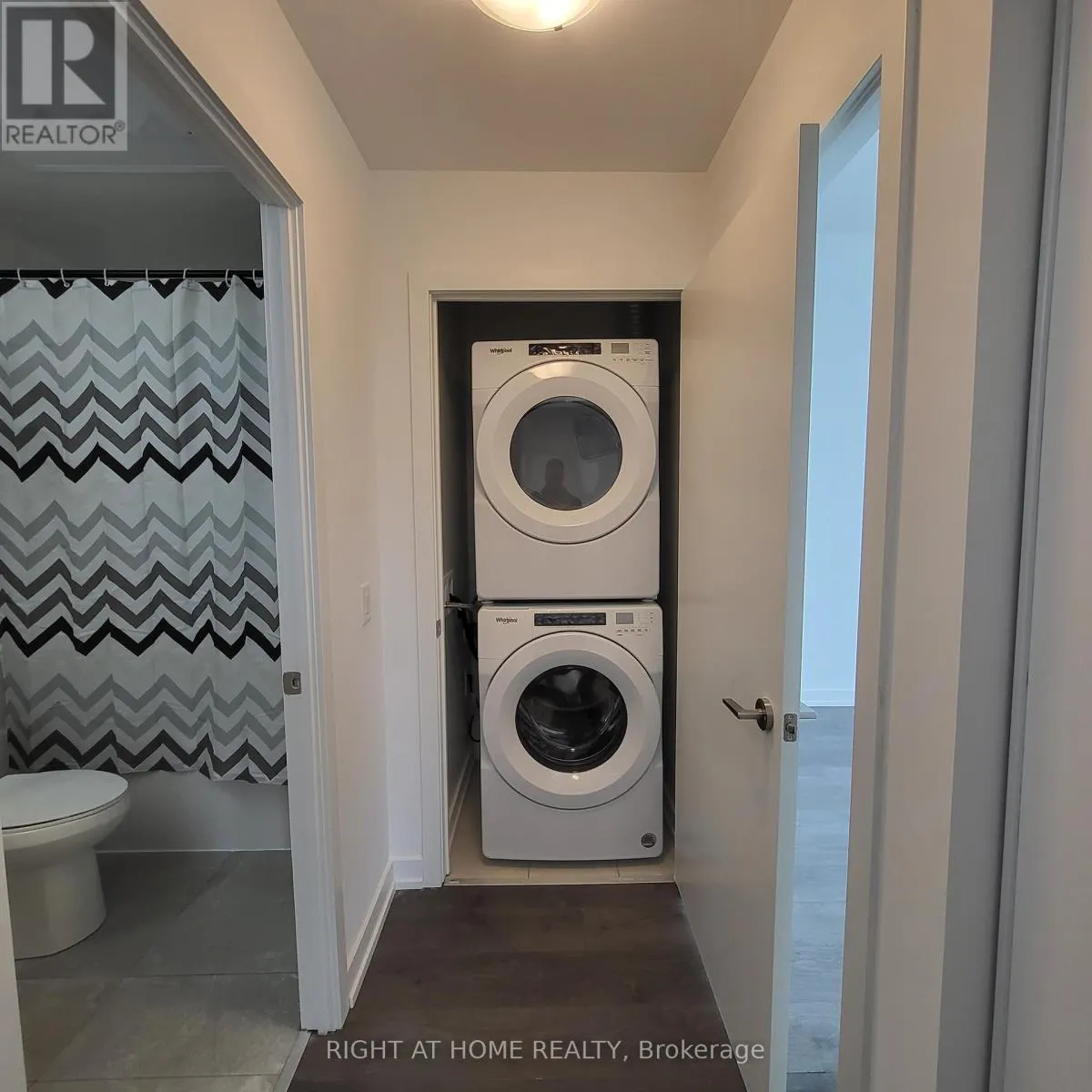 218 - 55 DUKE STREET W