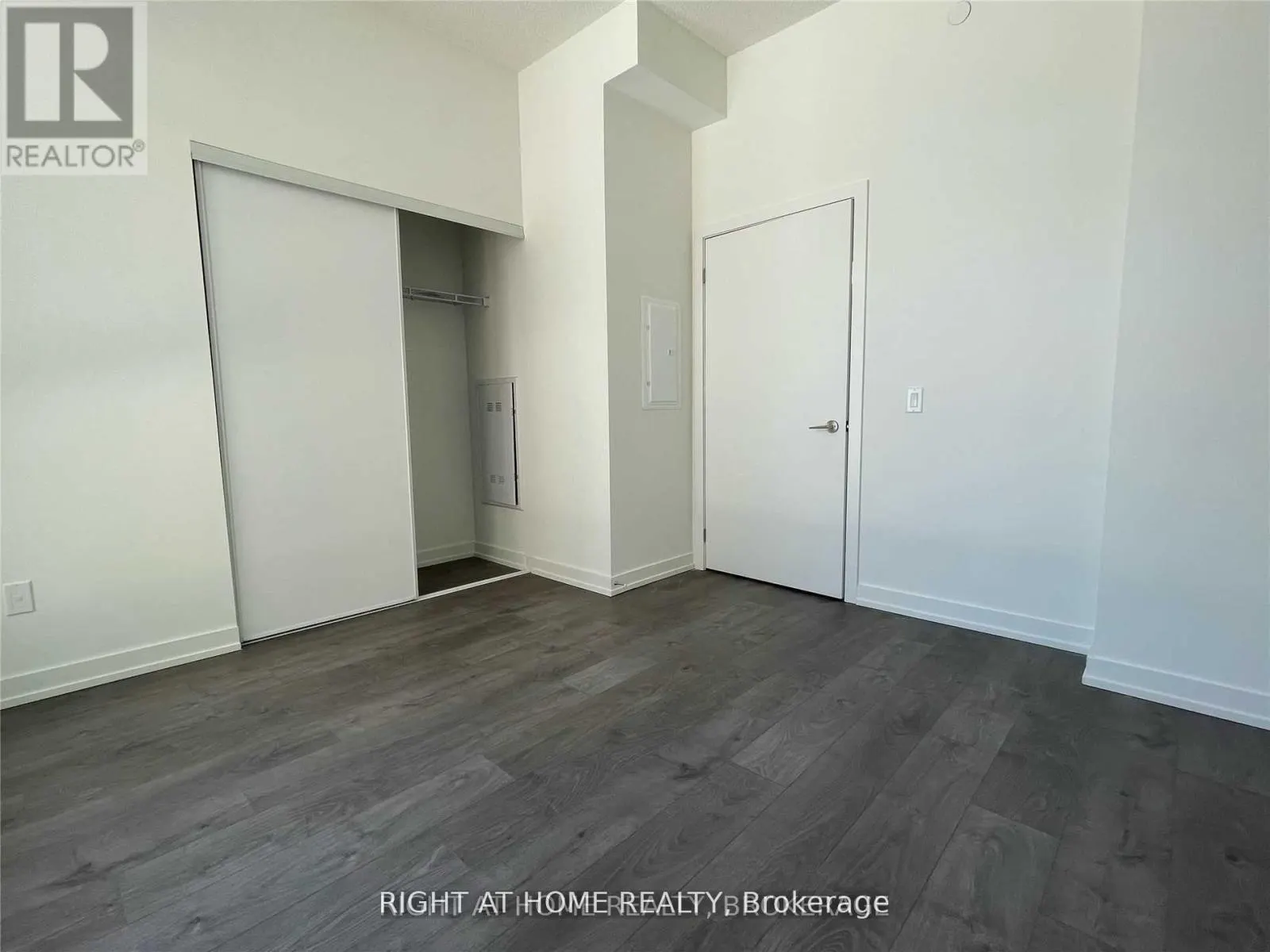 218 - 55 DUKE STREET W