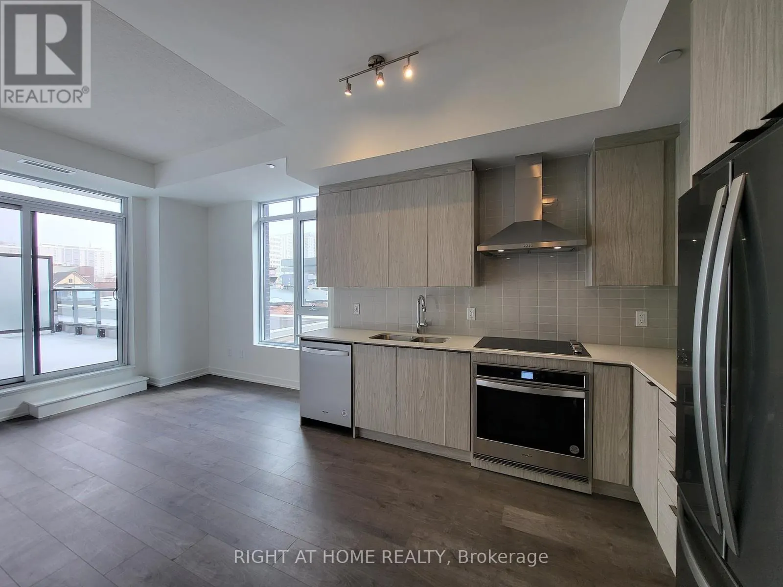 218 - 55 DUKE STREET W