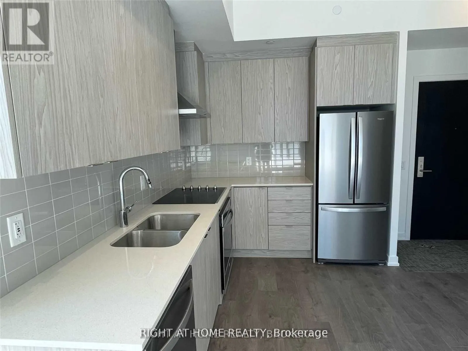 218 - 55 DUKE STREET W