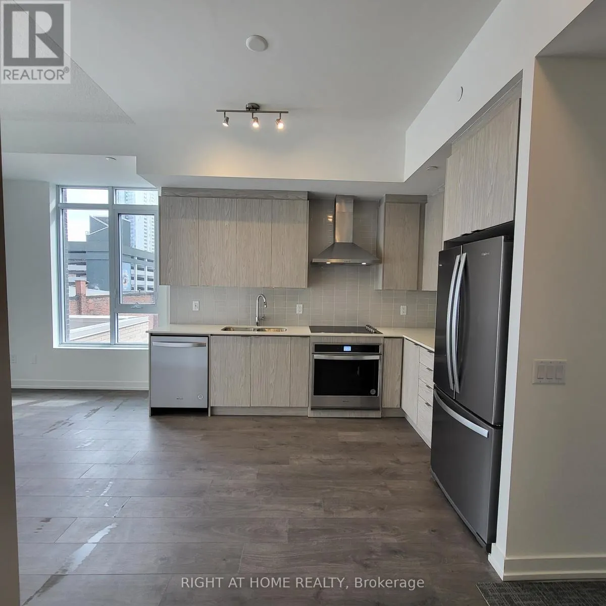 218 - 55 DUKE STREET W