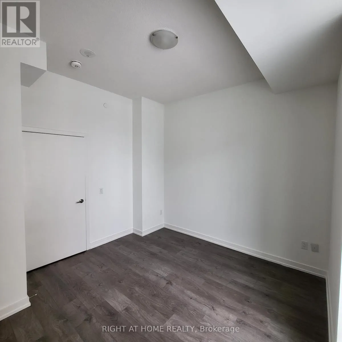 218 - 55 DUKE STREET W