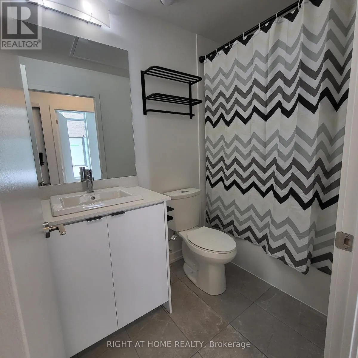 218 - 55 DUKE STREET W