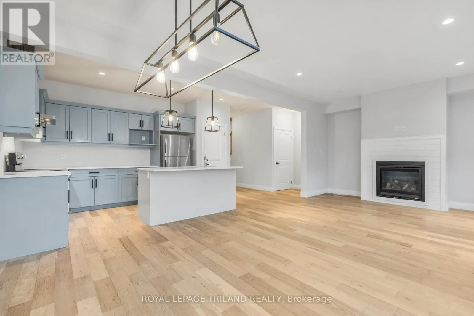 1091 UPPERPOINT AVENUE