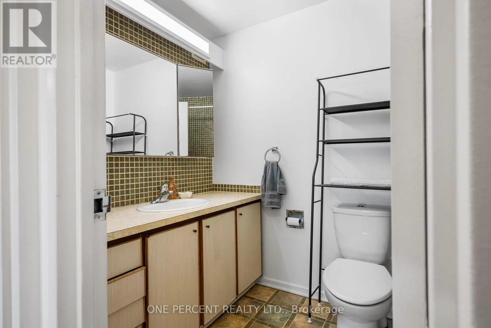 201 - 373 LAURIER AVENUE E