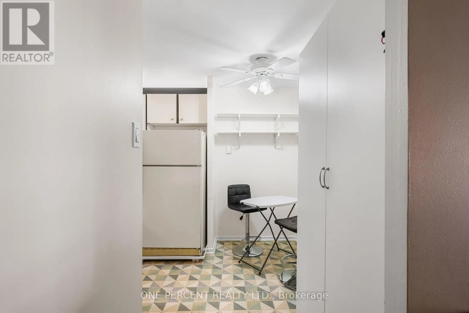 201 - 373 LAURIER AVENUE E