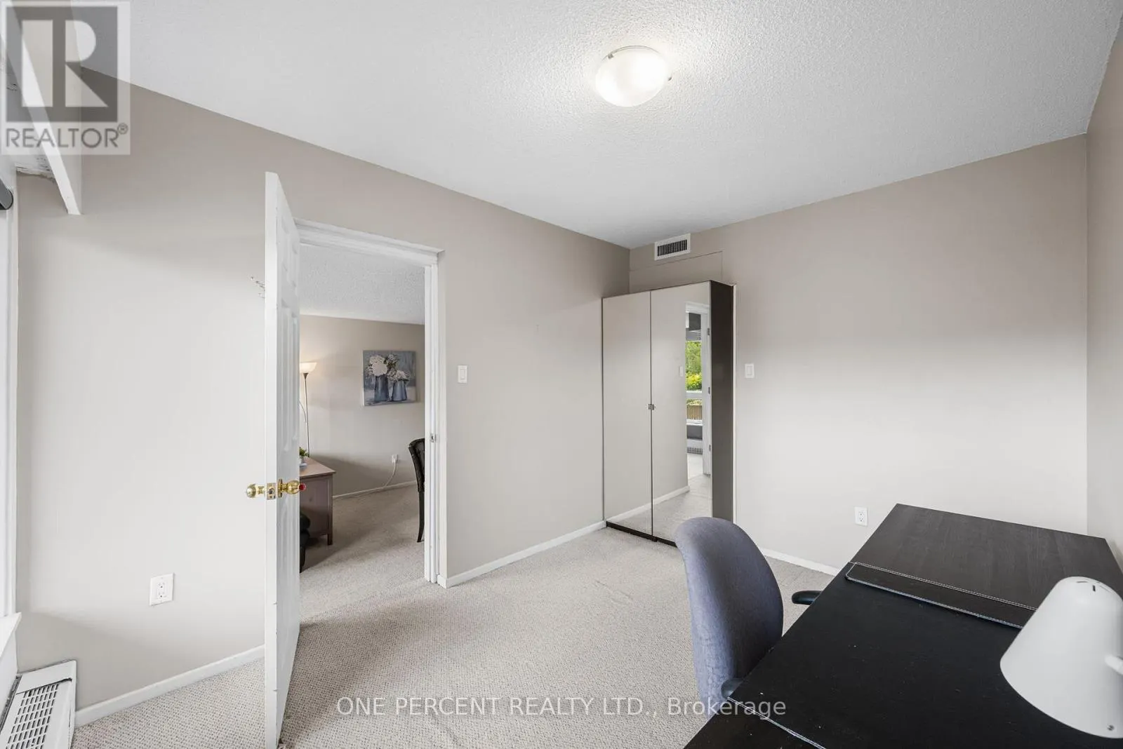 201 - 373 LAURIER AVENUE E