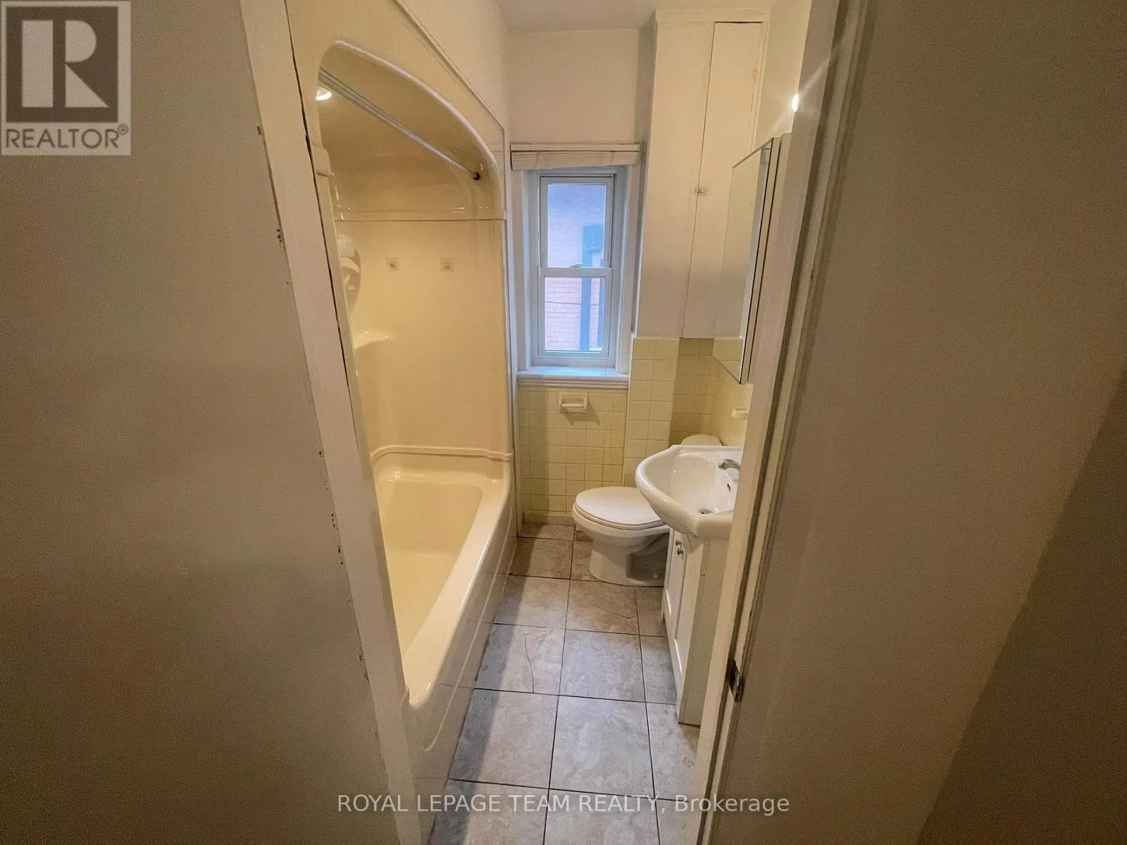 2 - 519 LYON STREET N