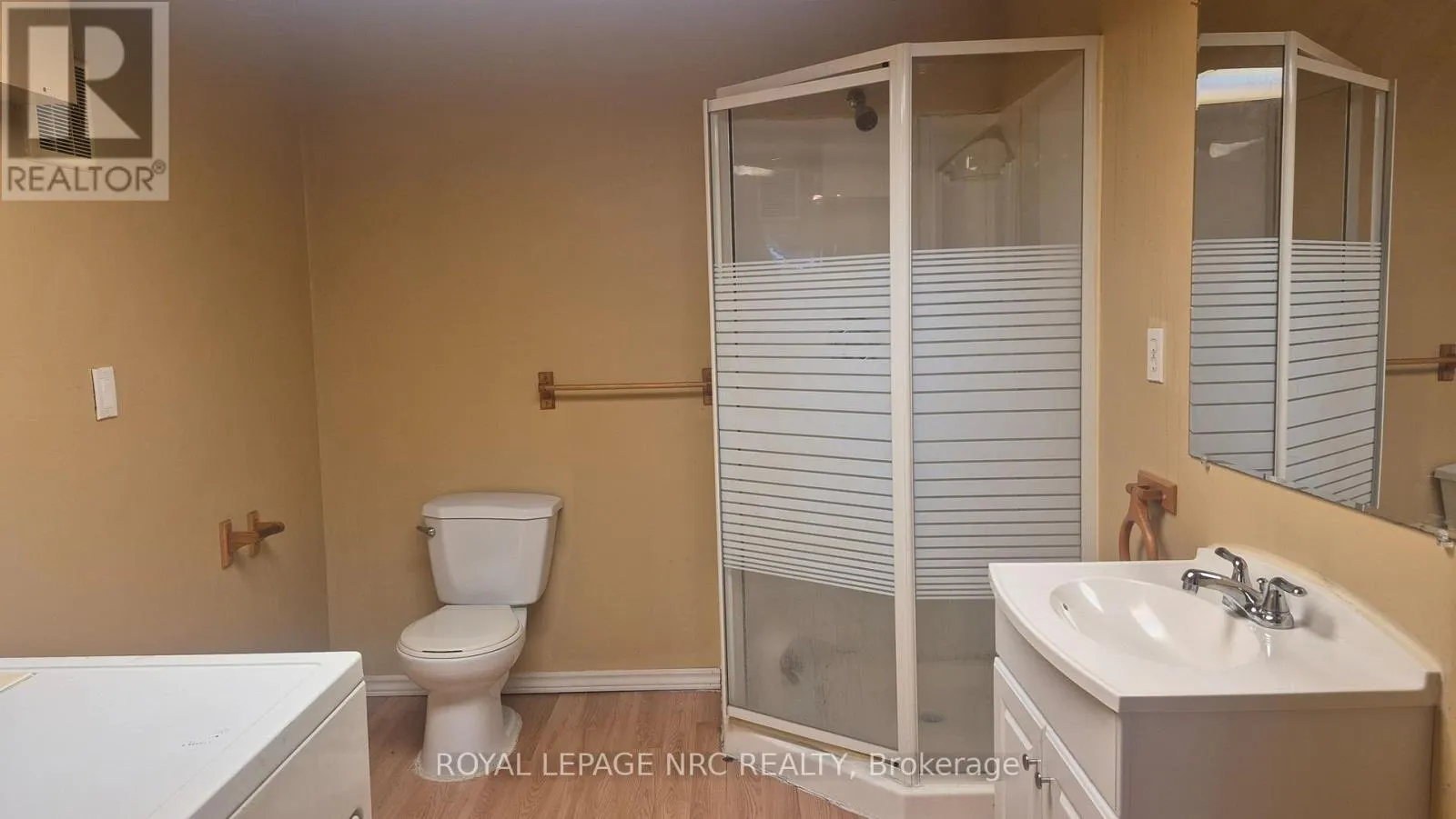 5 - 74 QUEENS CIRCLE