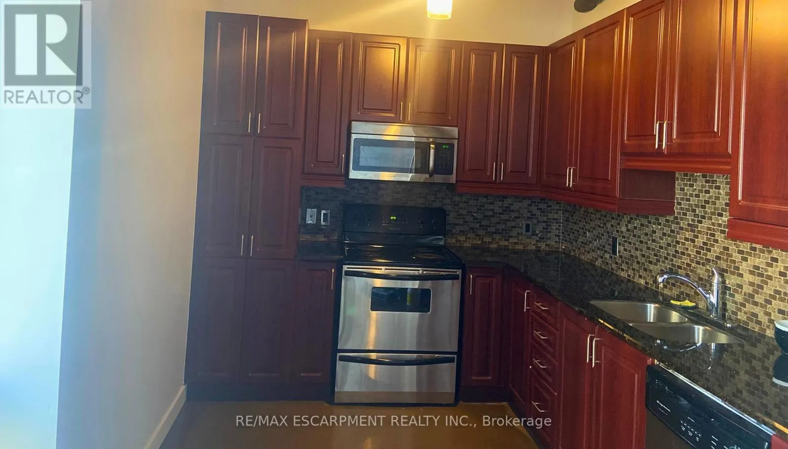 715 - 66 BAY STREET S