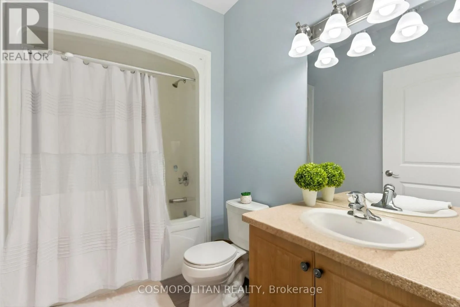 204 - 2799 ST. PAUL AVENUE, #204