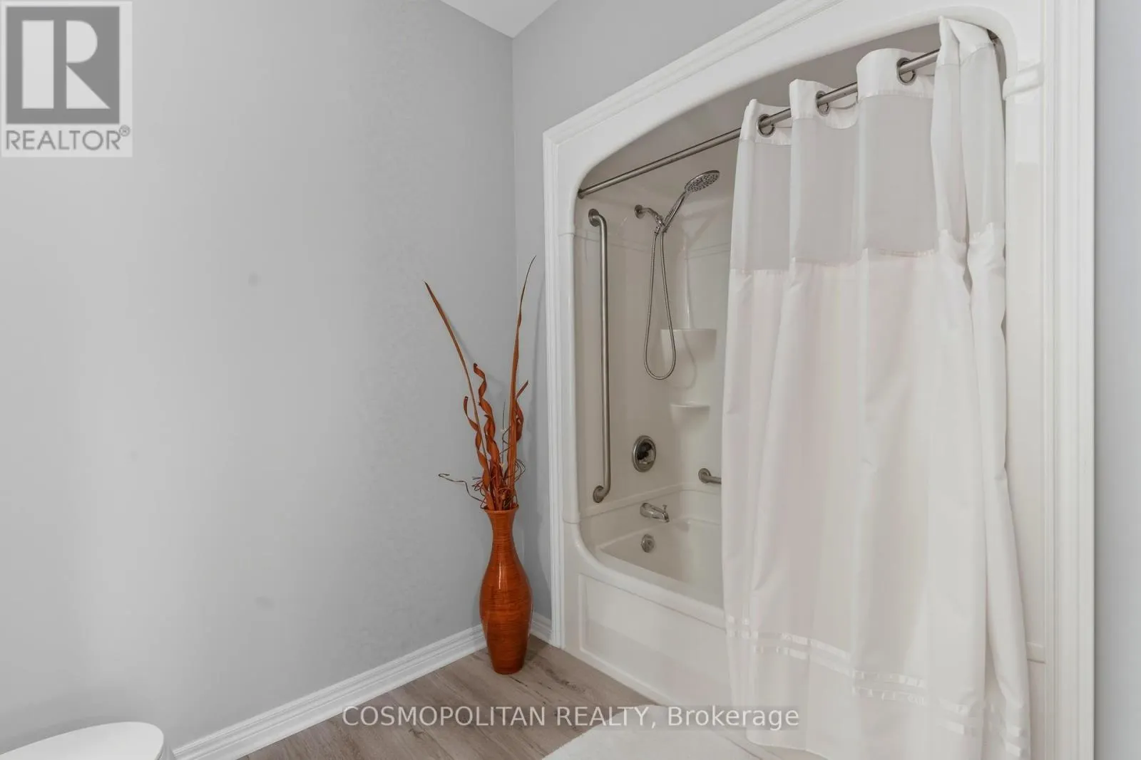 204 - 2799 ST. PAUL AVENUE, #204