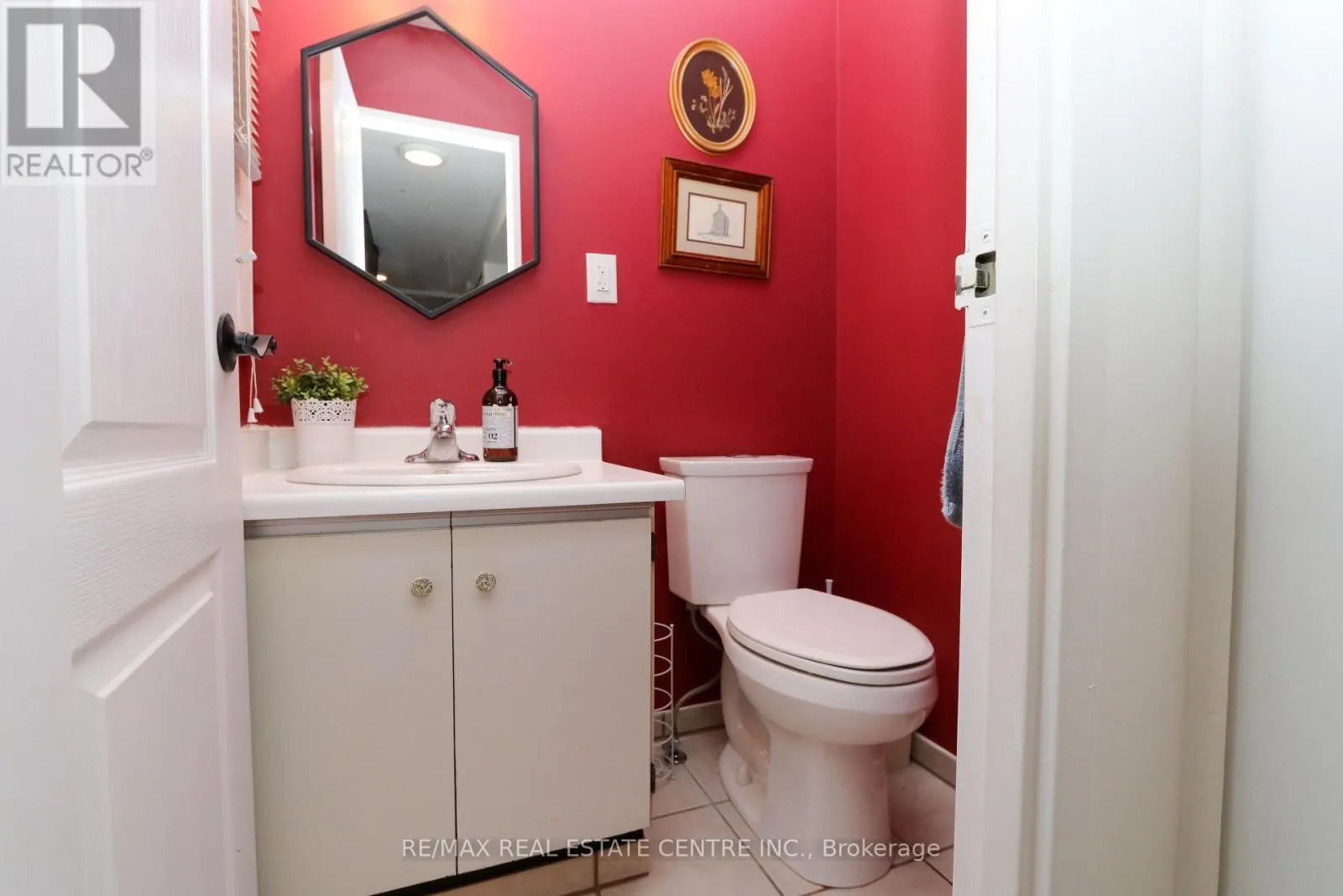 1 - 423 KEATS WAY, #1