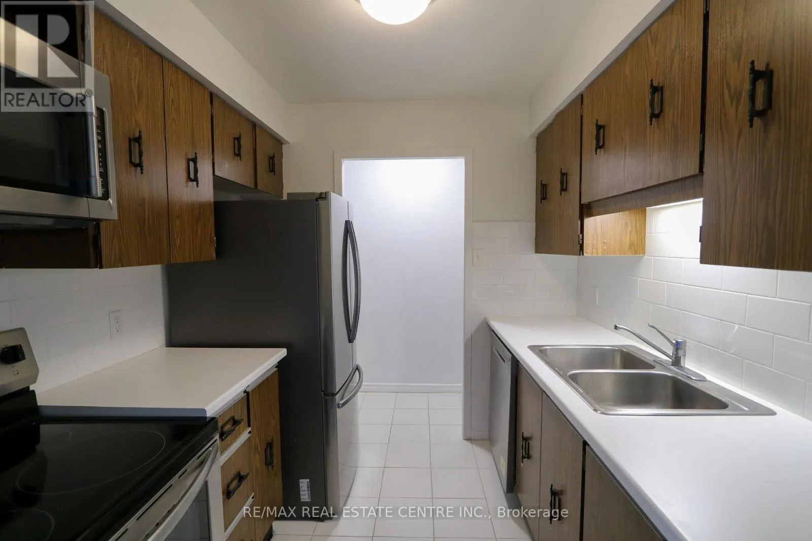 1 - 423 KEATS WAY, #1