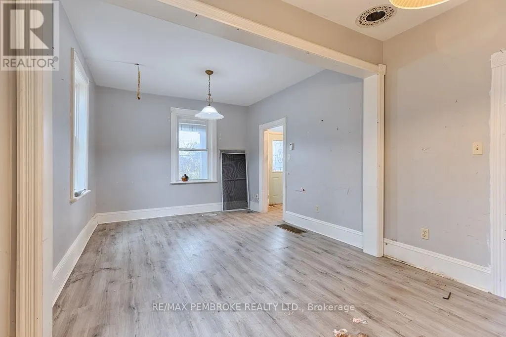 131 BONNECHERE STREET W