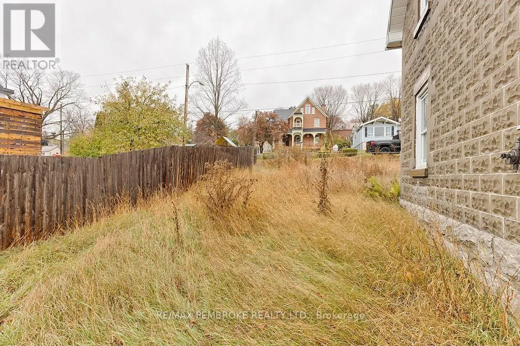 131 BONNECHERE STREET W