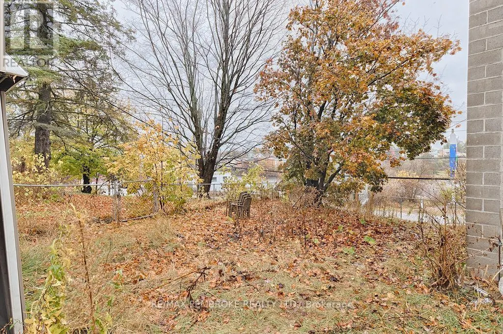 131 BONNECHERE STREET W